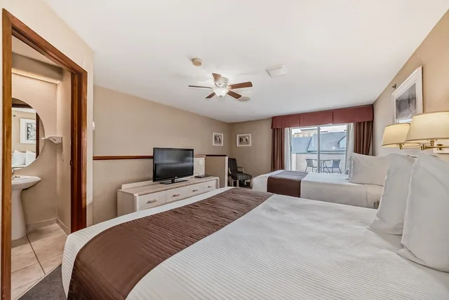 غرفة عائلية بسريرين كوين مع أريكة بمطبخ للمدخنين، Stony Plain Inn & Suites 2/5
