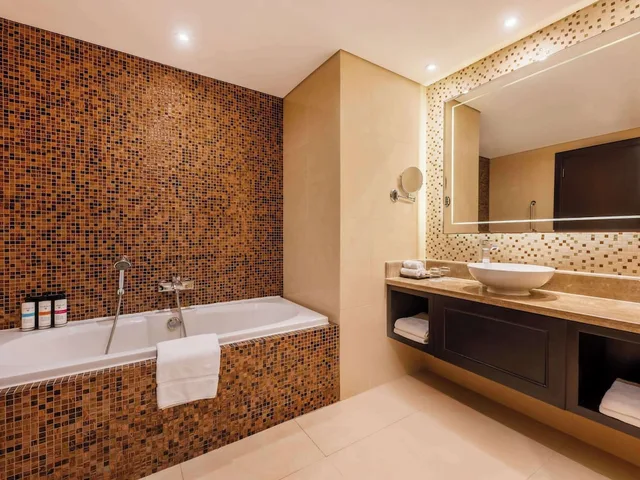 غرفة بريميوم بسريرين منفصلين بشرفة، Pullman Al Marjan Island Resort 4/4