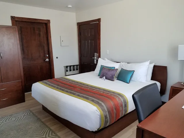 غرفة ديلوكس بسرير كينج بمطبخ صغير، Shoshone Inn 1/1