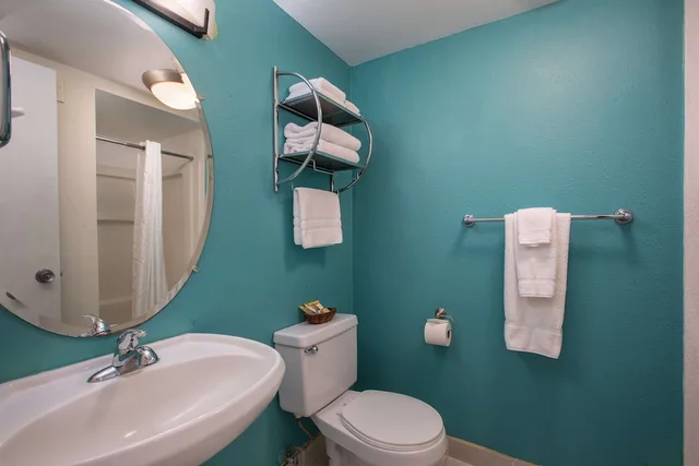 Moderate, Queen Bed, Aqua Aloha Surf Waikiki 2/3