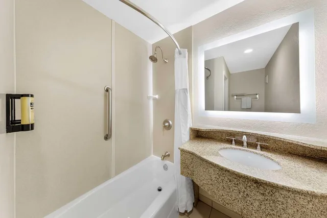 غرفة بسرير كينج، Best Western Plus Ontario Airport & Convention Center 4/4