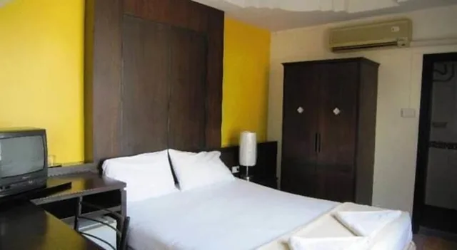 Room, Single, Queen Bed, J Hotel 1/1