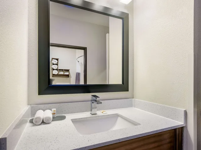 Room, Queen Bed, Accessible, La Quinta Inn & Suites by Wyndham NW Tucson Marana 8/10