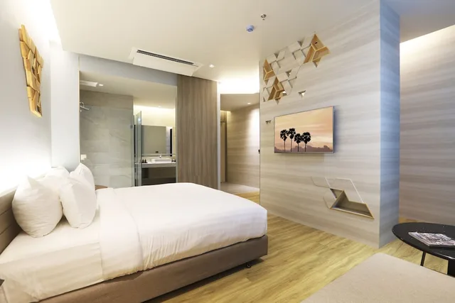 غرفة ديلوكس بسرير كينج بشرفة، The Signature Hotel Airport 4/8