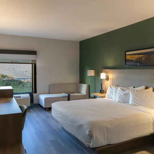 غرفة بسرير كينج لذوي الإعاقة، Super 8 by Wyndham Natchez 2/4