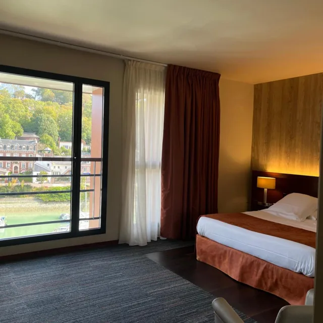 Room, Double Bed, Harbour Side, Hotel Du Casino 2/6