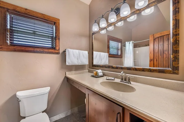 جناح بسرير كينج وسريرين منفصلين بإطلالة على النهر مع أريكة، Yellowstone Valley Lodge Ascend Hotel Collection 5/8