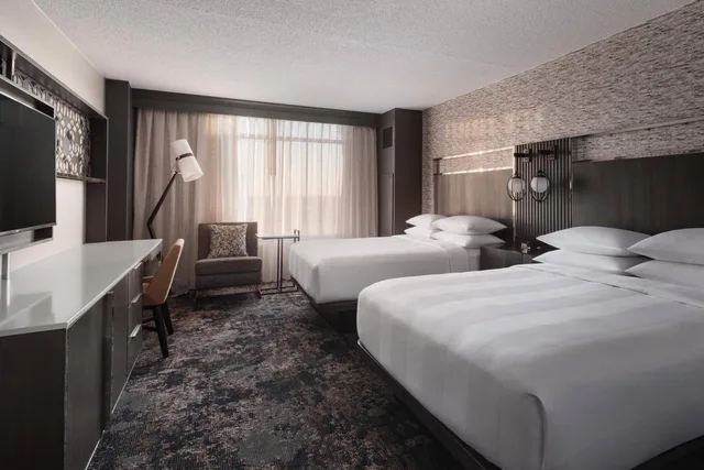 غرفة بسريرين كوين بحوض استحمام لذوي الإعاقة، Bridgewater Marriott 1/9