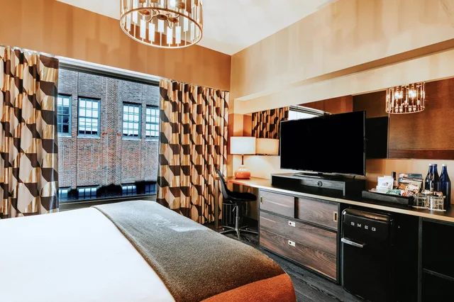 غرفة قياسية بسرير كينج، The Roxy Hotel New York 2/3
