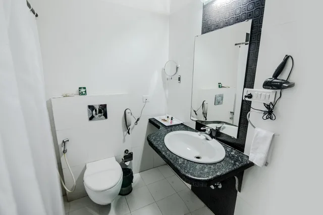 غرفة بريميوم بسريرين منفصلين بغرفة نوم واحدة، HOTEL AVN GRAND 4/4