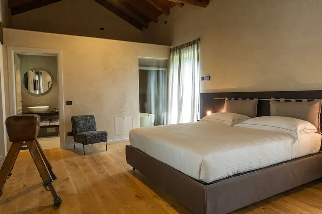 غرفة ديلوكس بسرير كينج بإطلالة على الحديقة، Relais San Vigilio Al Castello 2/4