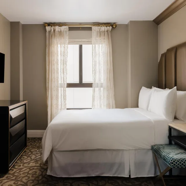 غرفة بسرير كوين بحوض استحمام لذوي الإعاقة، Bijou Hotel 3/10