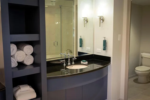جناح بسرير كينج مع أريكة، Hilton Orrington / Evanston 3/7