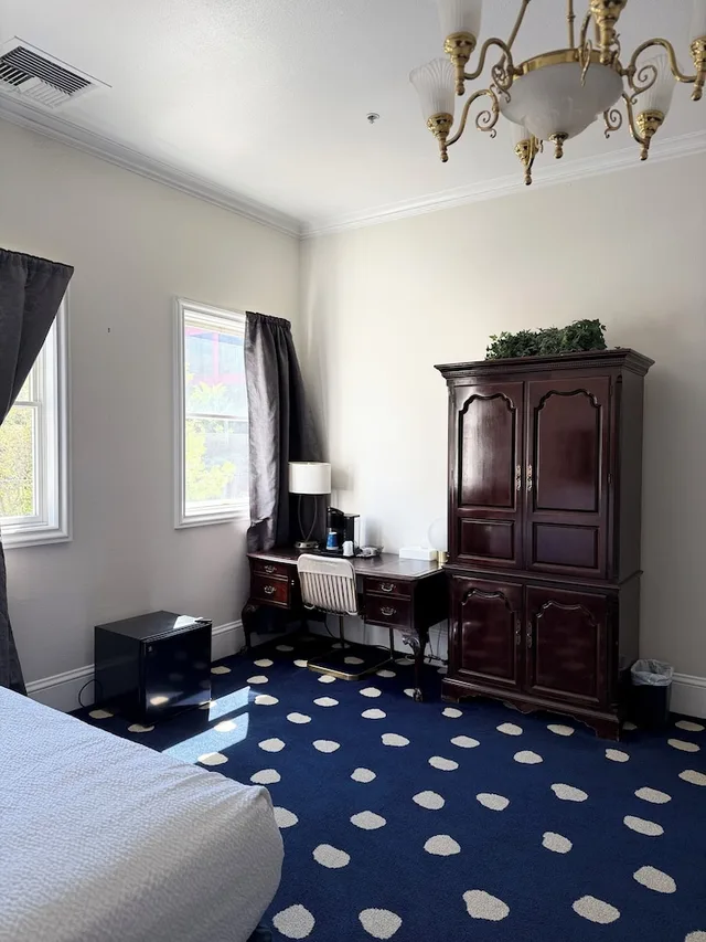 غرفة بسريرين كوين، The Sterling Hotel 6/10