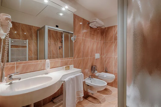 غرفة كومفورت بسرير كينج وسرير فردي، Continental Urban Art Hotel 3/3