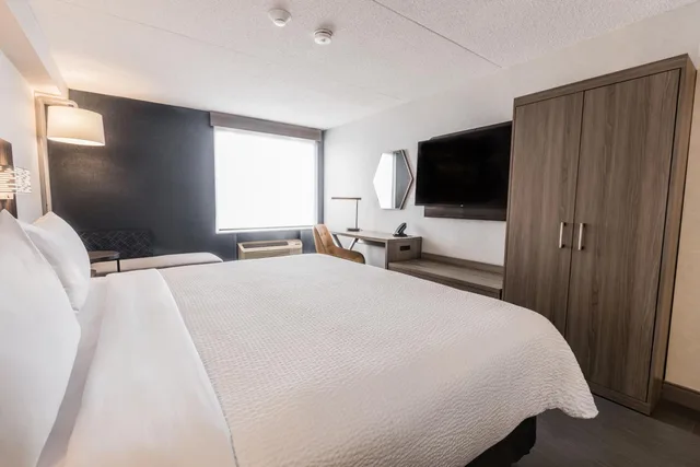 غرفة قياسية ركنية بسرير كينج وسرير كوين، Holiday Inn Express Toronto North York 7/10