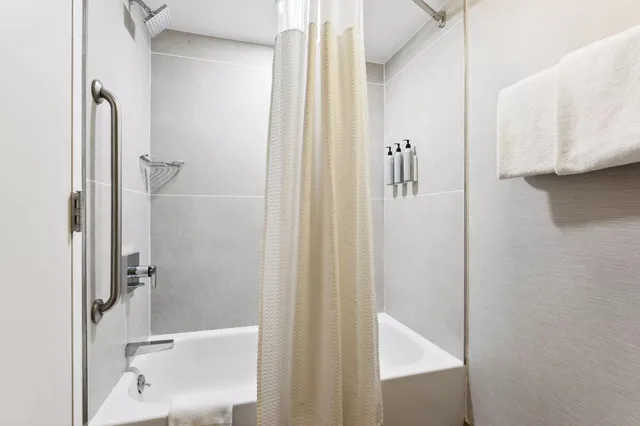 غرفة بسرير كينج، Courtyard By Marriott Burlington Williston 9/10