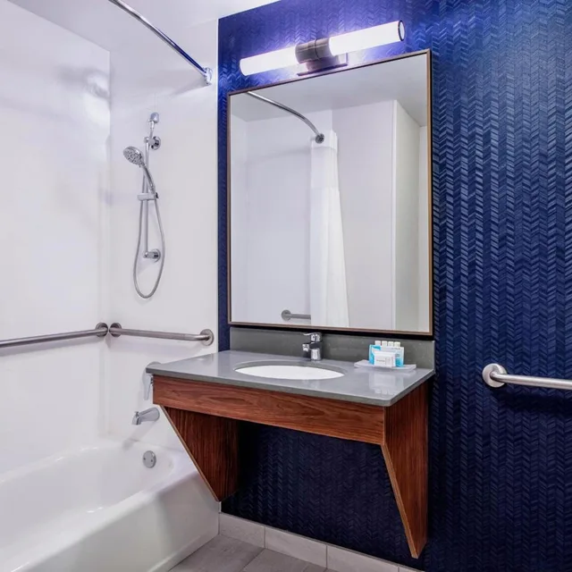 غرفة بسرير كينج بحوض استحمام لذوي الإعاقة، Fairfield Inn And Suites Kelowna 3/4
