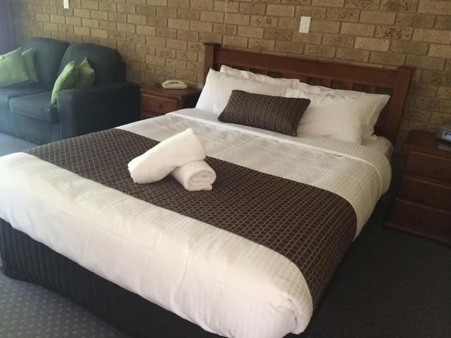 غرفة قياسية بسرير كوين وسرير فردي بإطلالة على الحديقة، High Country Motor Inn 1/1