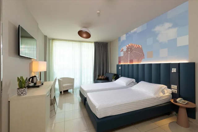 Superior, Twin Beds, Lateral Side Sea View, Balcony، MERCURE RIMINI ARTIS 3/5