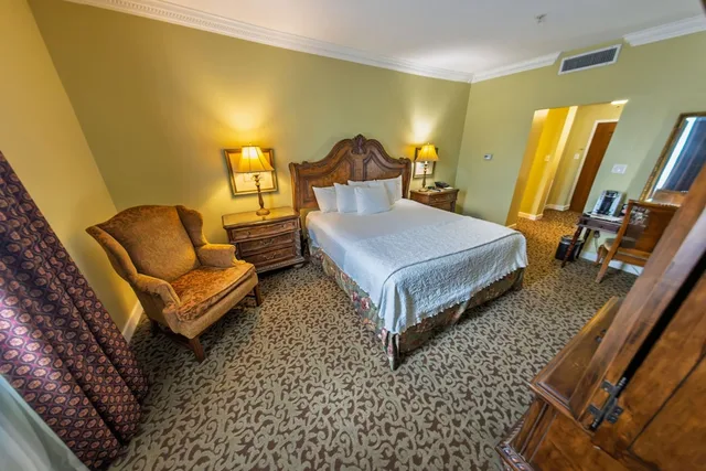 Room, King Bed, The Blennerhassett Giovanni Hotel, Trademark Col. by Wyndham 1/1