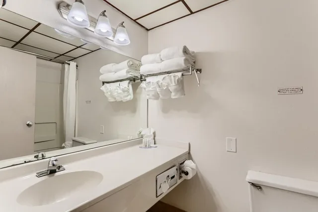 جناح بسريرين كوين مع أريكة، Baymont by Wyndham Loveland/Fort Collins Area 2/2