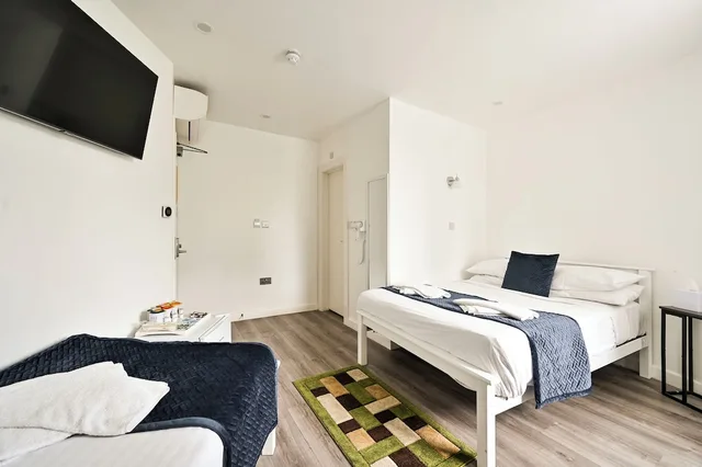 Family, 1 Double and 1 Single Bed, City London Hotel 2/6