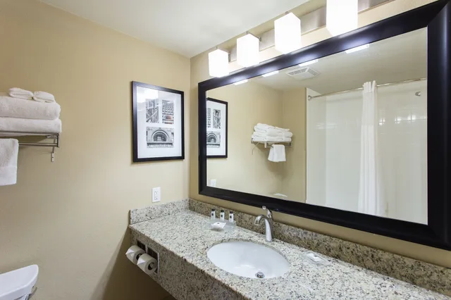 غرفة بسريرين كوين، Country Inn & Suites by Radisson, Buffalo South I-90, NY 2/2