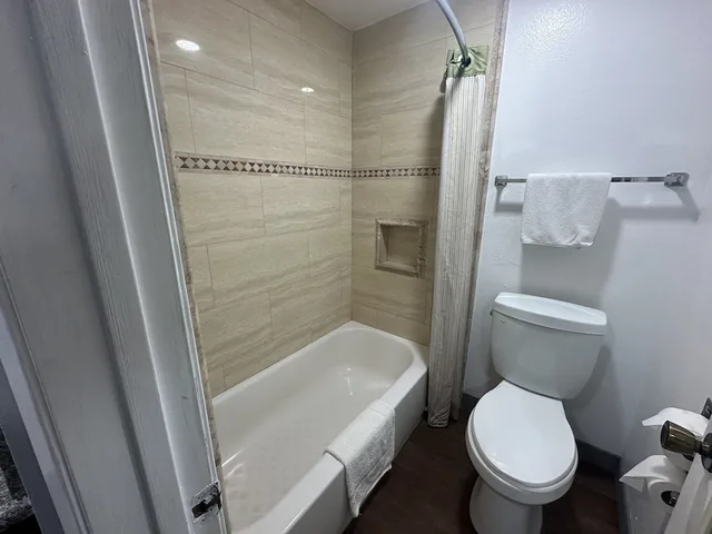 غرفة أساسية بسرير كينج للمدخنين، Palm Inn Riverside 4/8