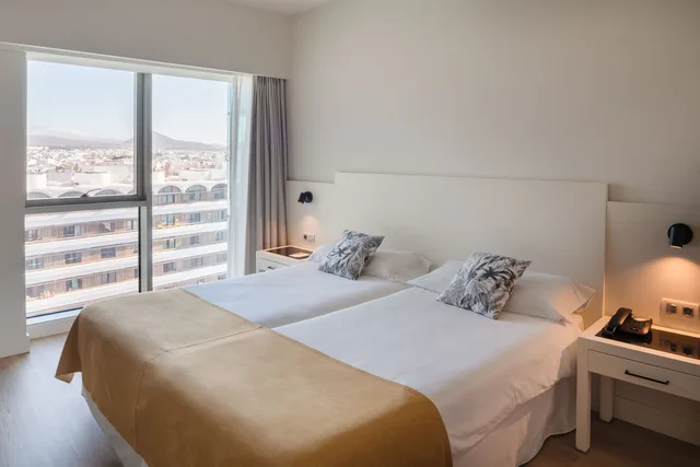 غرفة بسرير مزدوج أو سريرين منفصلين بإطلالة على المدينة، Arrecife Gran Hotel and Spa 1/4