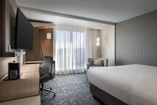 Room, King Bed, Accessible, Courtyard By Marriott Nanaimo 1/7