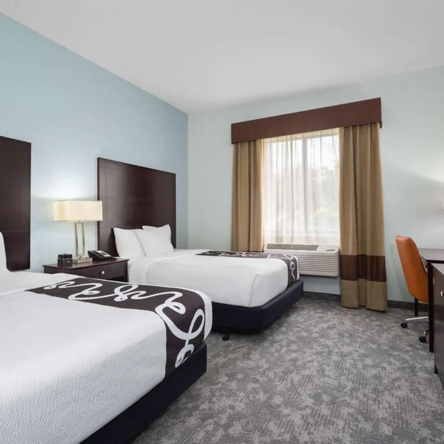 غرفة بسريرين كوين، La Quinta Inn & Suites by Wyndham Bonita Springs Naples N. 2/10