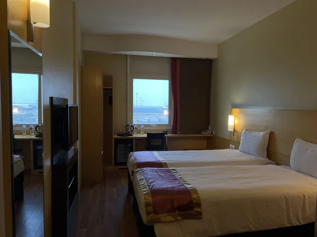 غرفة بريميوم بسريرين منفصلين بإطلالة على المرفأ، فندق إيبيس ينبع(Ibis Yanbu) 1/8