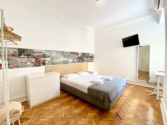 شقة عائلية بسريرين مزدوجين بـ6 غرف نوم مع أريكة، Home Out Rooms and Apartments 1/10