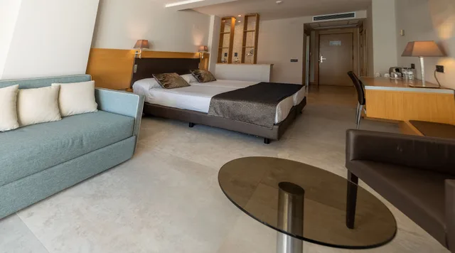 غرفة عائلية بثلاثة أسرّة بإطلالة على البحر، Gran Palas Hotel 3/7