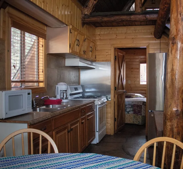 كابينة ديلوكس بسريرين كوين وسريرين منفصلين بحمام خاص، Arizona Mountain Inn and Cabins 2/2