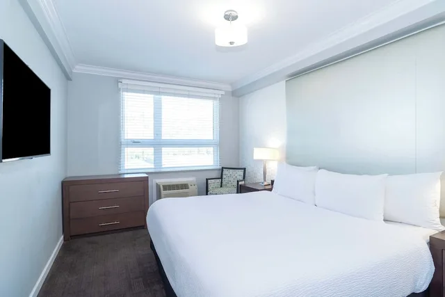 Tower, Suite, King Bed, Balcony, Kitchenette، Sandman Hotel Kelowna 1/6