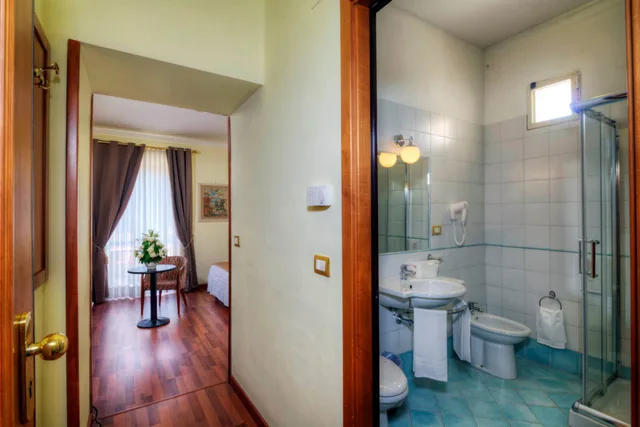 غرفة عائلية بسرير مزدوج وسريرين منفصلين، Hotel Dei Principati 8/10