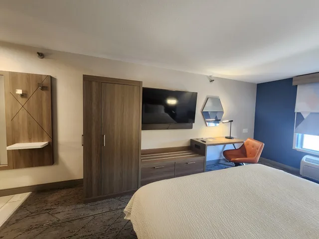 غرفة بسرير كينج، Holiday Inn Express Hotel Suites Crawfordsville 2/3