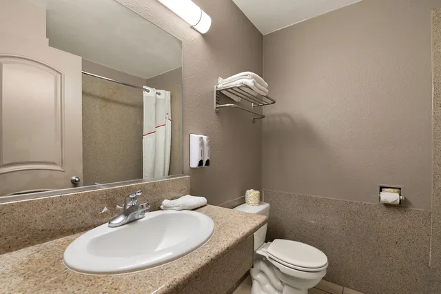 غرفة قياسية بسريرين كوين للمدخنين، Red Roof Inn Los Angeles - Bellflower 3/4