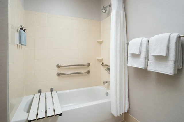 غرفة بسريرين كوين، Courtyard by Marriott Kingston 6/6