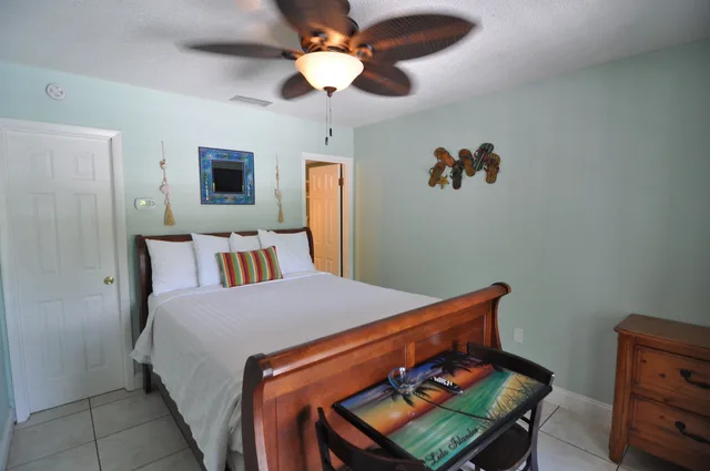 Petite, Queen Bed, Lido Islander Inn And Suites 1/2