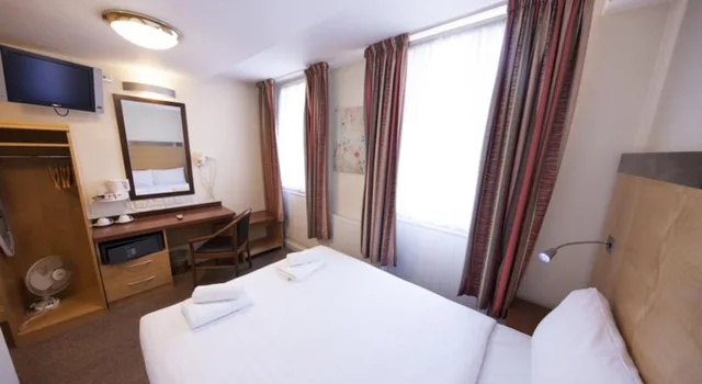 Standard, Double Bed, Maiden Oval Hotel 1/2