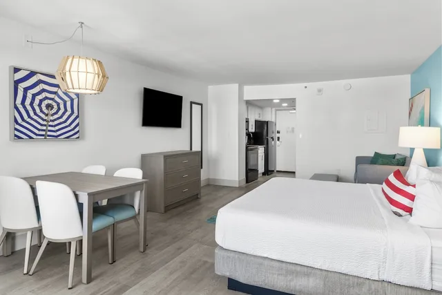 Efficiency, Pinnacle, Deluxe, King Bed, Ocean View, Compass Cove Resort 2/5