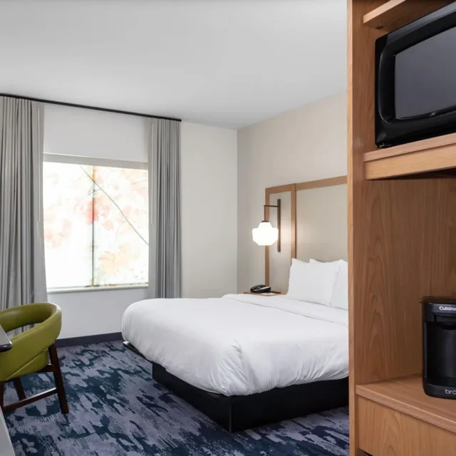 غرفة بسرير كينج بحوض استحمام لذوي الإعاقة، Fairfield Inn & Suites by Marriott Atlanta Marietta 1/2