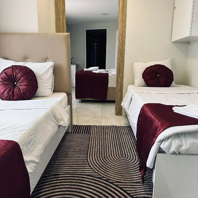 غرفة رباعية بسرير مزدوج وسرير فردي مع أريكة، Hotel Malkoc 2/2