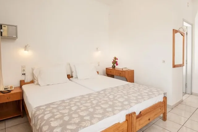 غرفة أساسية ثلاثية بثلاثة أسرّة، Niriis Hotel 1/6