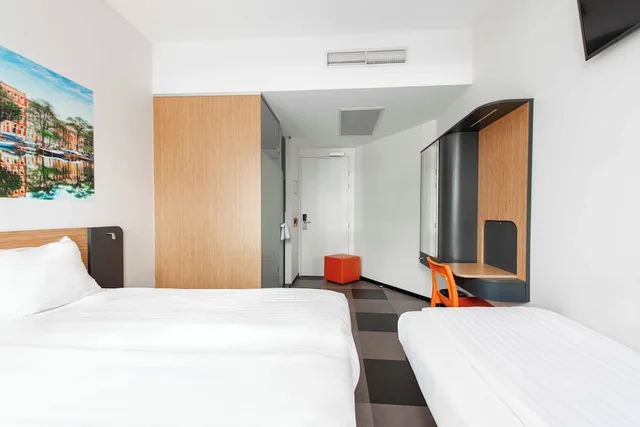 غرفة عائلية ثلاثية بسرير مزدوج لذوي الإعاقة، easyHotel Amsterdam City Centre 1/10