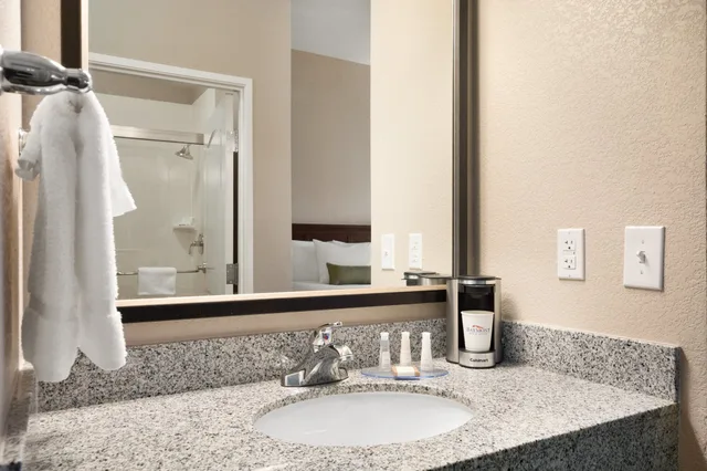Room, King Bed, Accessible, Baymont by Wyndham Odessa 3/5