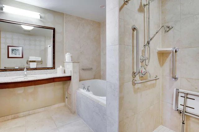 غرفة بغرفة نوم واحدة، Hilton Garden Inn Milwaukee Airport 2/2
